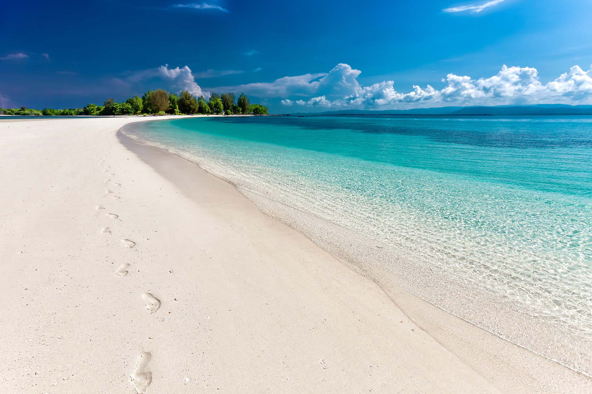 luxury yacht charter